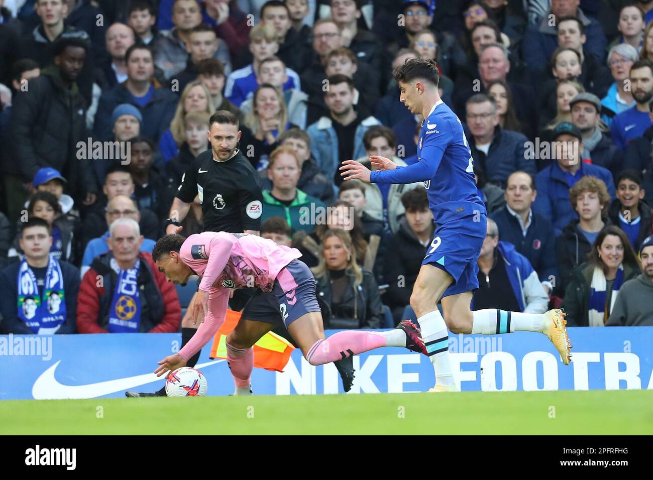 18th mars 2023 ; Stamford Bridge, Chelsea, Londres, Angleterre : Premier League football, Chelsea versus Everton ; Ben Godfrey d'Everton est fouillé par Kai Havertz de Chelsea. Banque D'Images