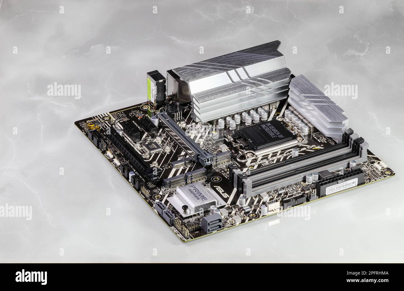 La carte mère de l'ordinateur moderne, prête pour l'installation du processeur, de la mémoire, du dissipateur thermique et d'autres périphériques pour le processus d'exécution. Banque D'Images