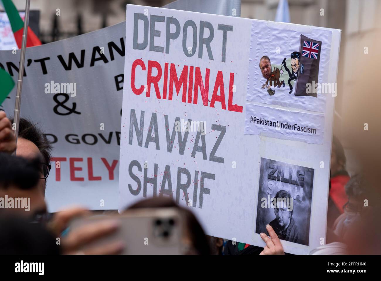 Whitehall, Westminster, Londres, Royaume-Uni. 18th mars 2023. Une manifestation a lieu devant Downing Street pour soutenir l'ancien Premier ministre pakistanais Imran Khan et contre Nawaz Sharif qui vit à Londres. Écriteau, indiquant le criminel de déport Nawaz Sharif Banque D'Images