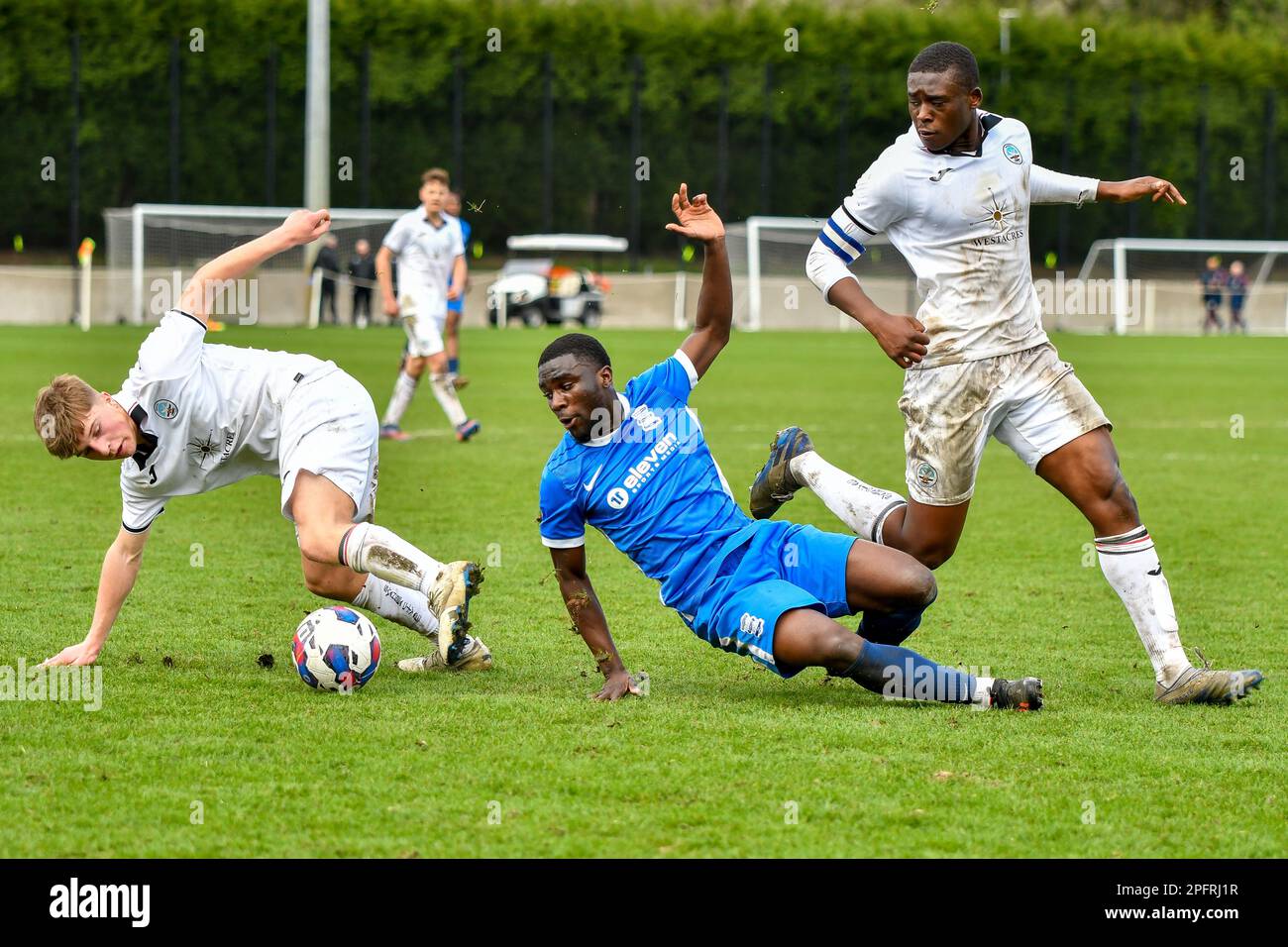 Swansea, pays de Galles. 18 mars 2023. Ifeoluwa Oni de Birmingham City est attaqué par Callum Deacon de Swansea City comme Richard Faakye de Swansea City regarde pendant le jeu de la Ligue de développement professionnel entre Swansea City moins de 18 ans et Birmingham City moins de 18 ans à la Swansea City Academy à Swansea, pays de Galles, Royaume-Uni le 18 mars 2023. Crédit : Duncan Thomas/Majestic Media/Alay Live News. Banque D'Images