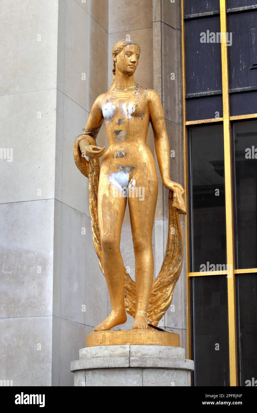 Golden flore (Flora), une déesse des fleurs et du printemps, statue au Palais de Chaillot dans les jardins du Trocadéro sculptés par Marcel Gimond à Paris, France Banque D'Images