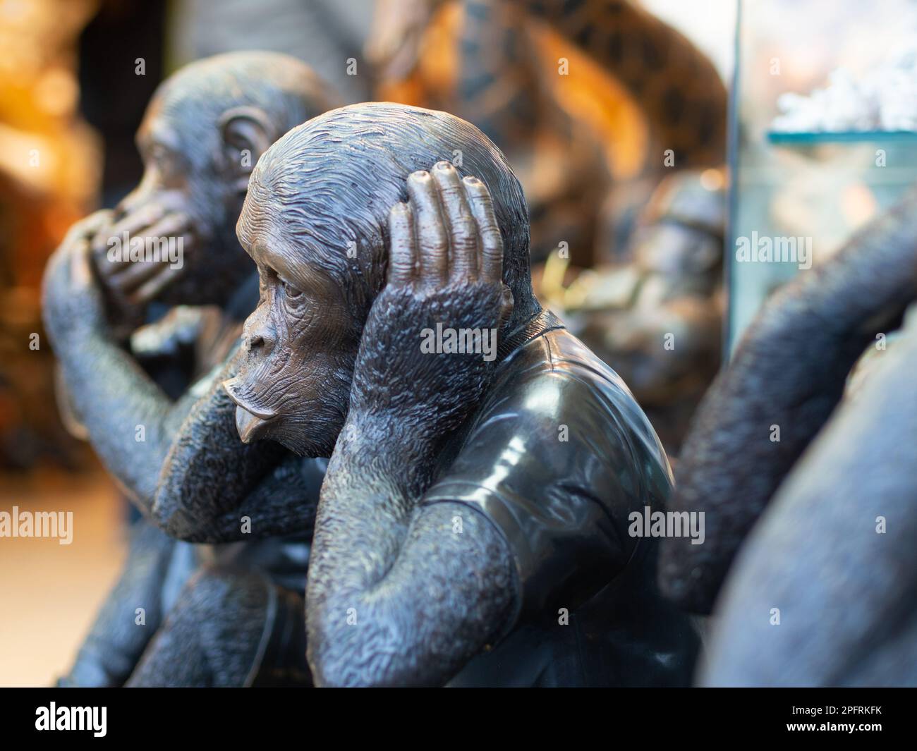 Statue de singe tenant les mains sur les oreilles. Banque D'Images