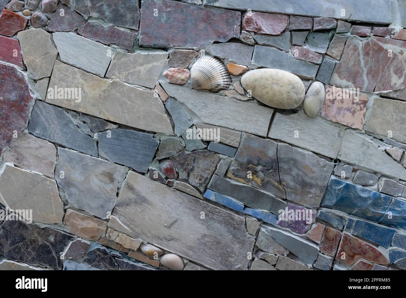 Mosaïque abstraite de morceaux de carreaux de céramique et de pierres naturelles. Arrière-plan et texture de la mosaïque. Banque D'Images