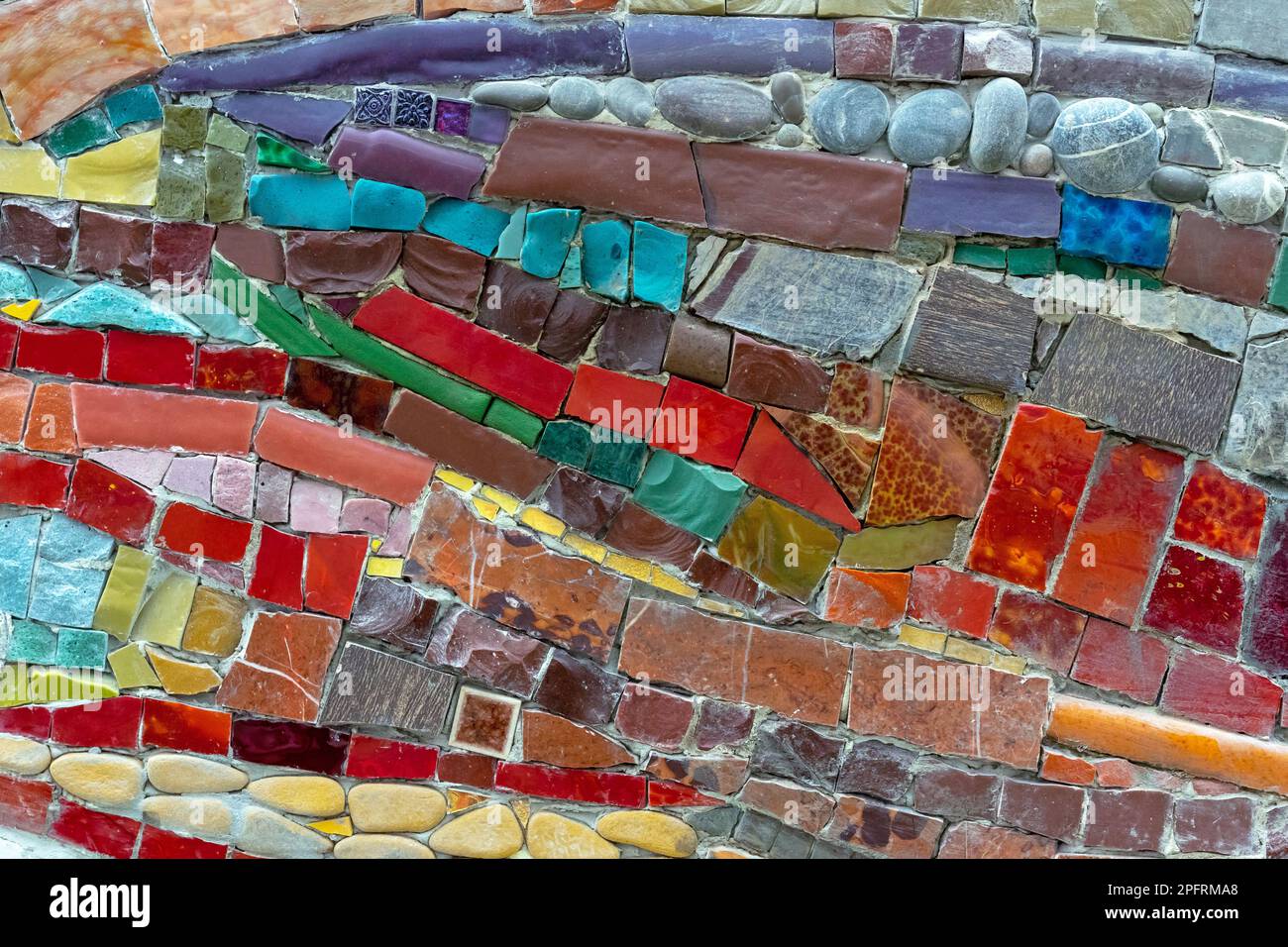 Mosaïque de carreaux de couleur et de pierres naturelles. Arrière-plan en mosaïque céramique. Banque D'Images
