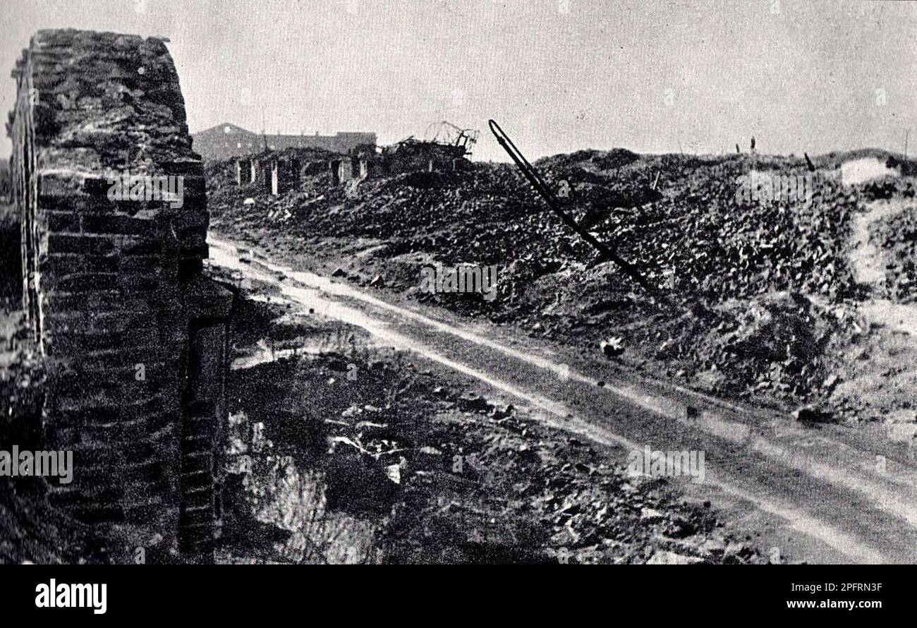 En janvier 1943, les nazis sont arrivés pour arrondir les Juifs du ghetto de Varsovie les Juifs, résolus au combattre, ont pris la SS avec des armes maison et primitives. Les défenseurs ont été exécutés ou déportés et la zone du ghetto a été systématiquement démolie. Le chef nazi, Jurgen Stroop, a publié un livre pour célébrer sa victoire. Ce livre , connu sous le nom de rapport Sroop, a été utilisé par les poursuites de Nuremberg. Cet événement est un lieu de rencontre comme le soulèvement du ghetto. Cette image montre comment l'ensemble du quartier de la ville a été nivelé après la suppression du soulèvement du ghetto de Varsovie en 1943 Banque D'Images