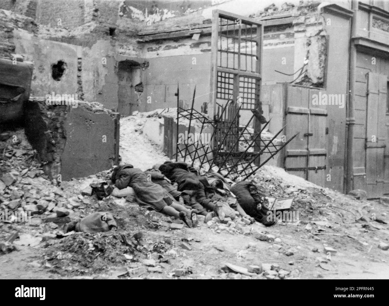 En janvier 1943, les nazis sont arrivés pour arrondir les Juifs du ghetto de Varsovie les Juifs, résolus au combattre, ont pris la SS avec des armes maison et primitives. Les défenseurs ont été exécutés ou déportés et la zone du ghetto a été systématiquement démolie. Cet événement est connu sous le nom de soulèvement du ghetto. Cette image montre les corps des Juifs exécutés après leur capture. Cette image est tirée du dossier photographique allemand de l'événement, connu sous le nom de rapport Stroop. Banque D'Images
