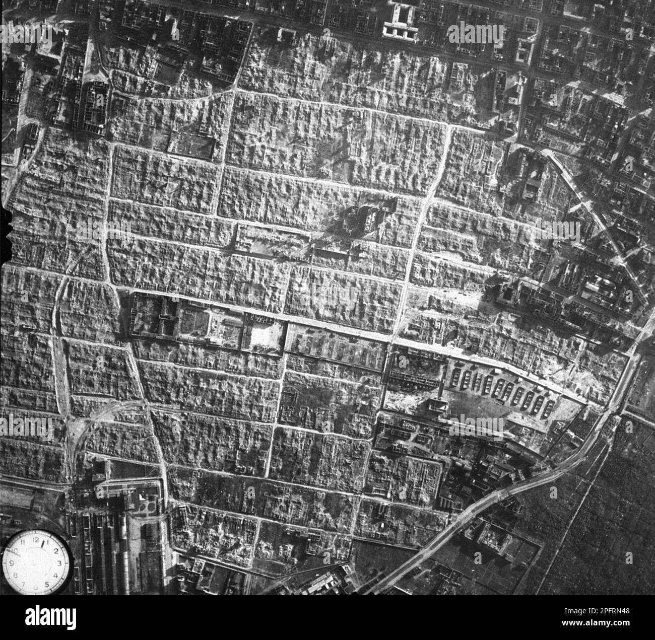 En janvier 1943, les nazis sont arrivés pour arrondir les Juifs du ghetto de Varsovie les Juifs, résolus au combattre, ont pris la SS avec des armes maison et primitives. Les défenseurs ont été exécutés ou déportés et la zone du ghetto a été systématiquement démolie. Le chef nazi, Jurgen Stroop, a publié un livre pour célébrer sa victoire. Ce livre , connu sous le nom de rapport Sroop, a été utilisé par les poursuites de Nuremberg. Cet événement est un lieu de rencontre comme le soulèvement du ghetto. Cette image montre comment l'ensemble du quartier de la ville a été nivelé après la suppression du soulèvement du ghetto de Varsovie en 1943 Banque D'Images