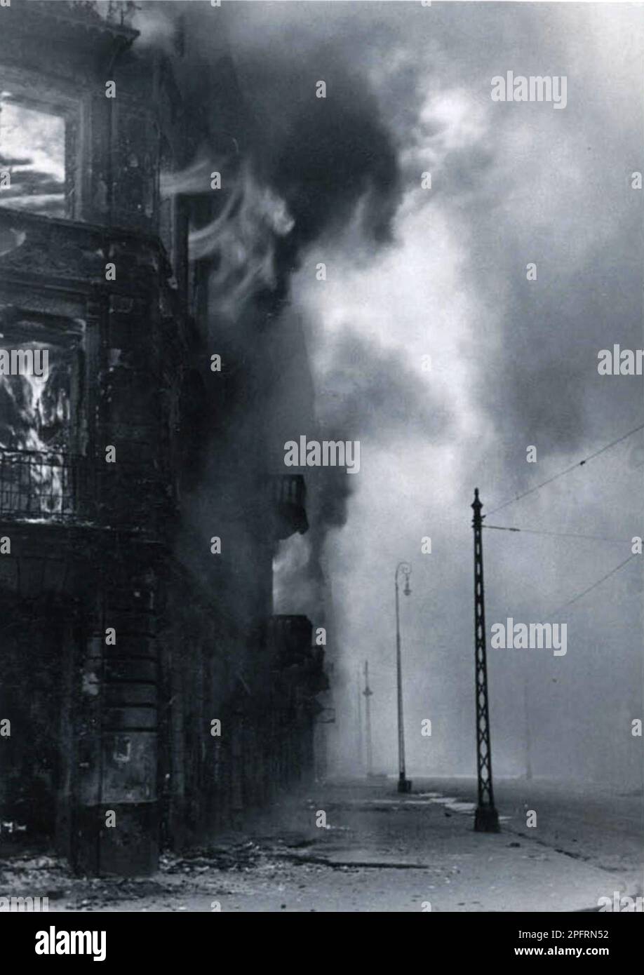 En janvier 1943, les nazis sont arrivés pour arrondir les Juifs du ghetto de Varsovie les Juifs, résolus au combattre, ont pris la SS avec des armes maison et primitives. Les défenseurs ont été exécutés ou déportés et la zone du ghetto a été systématiquement démolie. Cet événement est connu sous le nom de soulèvement du ghetto. Cette image montre la ville à différents stades de sa destruction. Cette image est tirée du dossier photographique allemand de l'événement, connu sous le nom de rapport Stroop. Banque D'Images