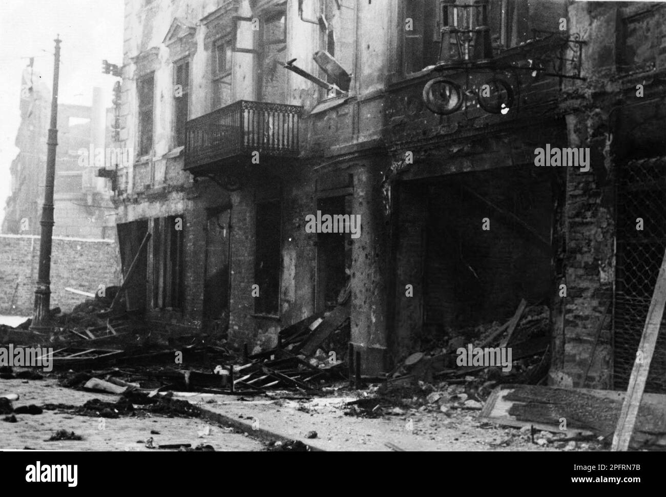 En janvier 1943, les nazis sont arrivés pour arrondir les Juifs du ghetto de Varsovie les Juifs, résolus au combattre, ont pris la SS avec des armes maison et primitives. Les défenseurs ont été exécutés ou déportés et la zone du ghetto a été systématiquement démolie. Cet événement est connu sous le nom de soulèvement du ghetto. Cette image montre la ville à différents stades de sa destruction. Cette image est tirée du dossier photographique allemand de l'événement, connu sous le nom de rapport Stroop. Banque D'Images