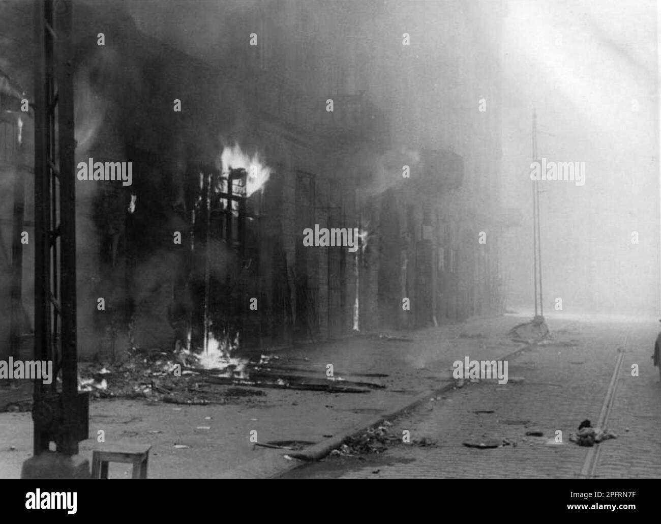 En janvier 1943, les nazis sont arrivés pour arrondir les Juifs du ghetto de Varsovie les Juifs, résolus au combattre, ont pris la SS avec des armes maison et primitives. Les défenseurs ont été exécutés ou déportés et la zone du ghetto a été systématiquement démolie. Cet événement est connu sous le nom de soulèvement du ghetto. Cette image montre la ville à différents stades de sa destruction. Cette image est tirée du dossier photographique allemand de l'événement, connu sous le nom de rapport Stroop. Banque D'Images