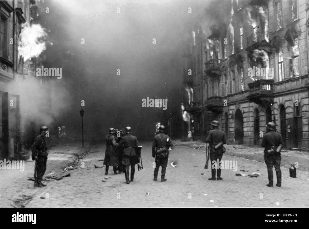 En janvier 1943, les nazis sont arrivés pour arrondir les Juifs du ghetto de Varsovie les Juifs, résolus au combattre, ont pris la SS avec des armes maison et primitives. Les défenseurs ont été exécutés ou déportés et la zone du ghetto a été systématiquement démolie. Cet événement est connu sous le nom de soulèvement du ghetto. Cette image montre la ville à différents stades de sa destruction. Cette image est tirée du dossier photographique allemand de l'événement, connu sous le nom de rapport Stroop. Banque D'Images