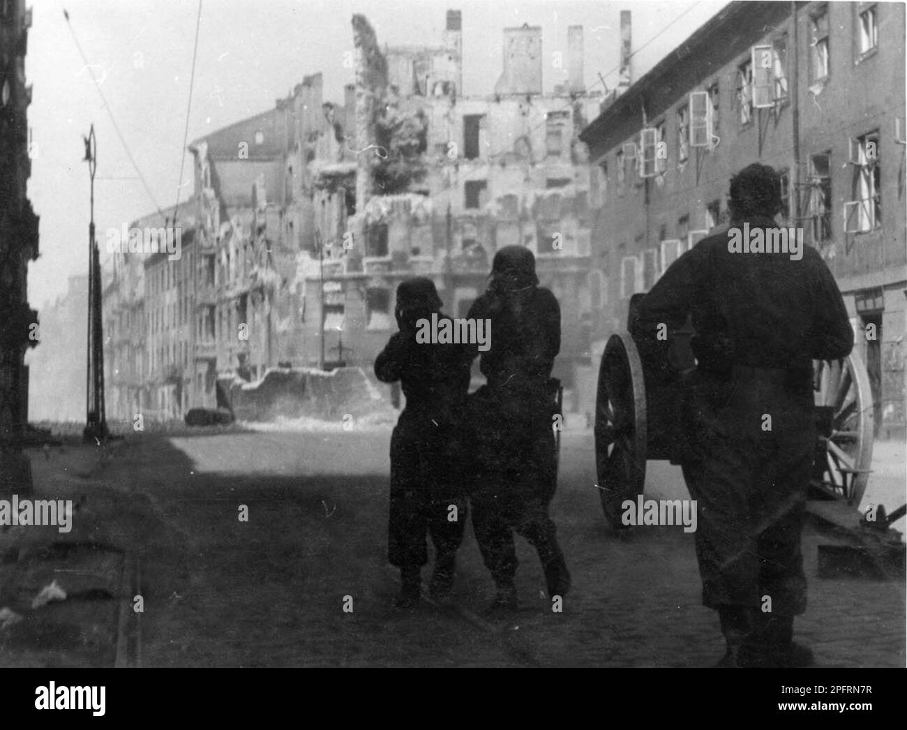 En janvier 1943, les nazis sont arrivés pour arrondir les Juifs du ghetto de Varsovie les Juifs, résolus au combattre, ont pris la SS avec des armes maison et primitives. Les défenseurs ont été exécutés ou déportés et la zone du ghetto a été systématiquement démolie. Cet événement est connu sous le nom de soulèvement du ghetto. Cette image montre la ville à différents stades de sa destruction. Cette image est tirée du dossier photographique allemand de l'événement, connu sous le nom de rapport Stroop. Banque D'Images