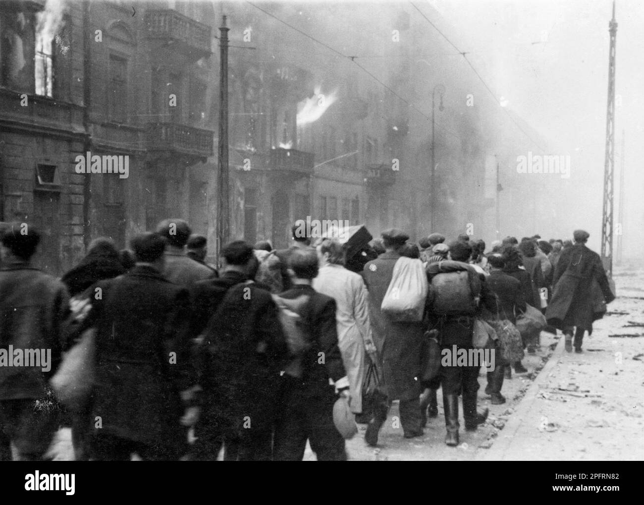En janvier 1943, les nazis sont arrivés pour arrondir les Juifs du ghetto de Varsovie les Juifs, résolus au combattre, ont pris la SS avec des armes maison et primitives. Les défenseurs ont été exécutés ou déportés et la zone du ghetto a été systématiquement démolie. Cet événement est connu sous le nom de soulèvement du ghetto. Cette image montre une colonne de Juifs qui sont sortis de la ville prêts à expédier vers les camps de la mort. Cette image est tirée du dossier photographique allemand de l'événement, connu sous le nom de rapport Stroop. Banque D'Images