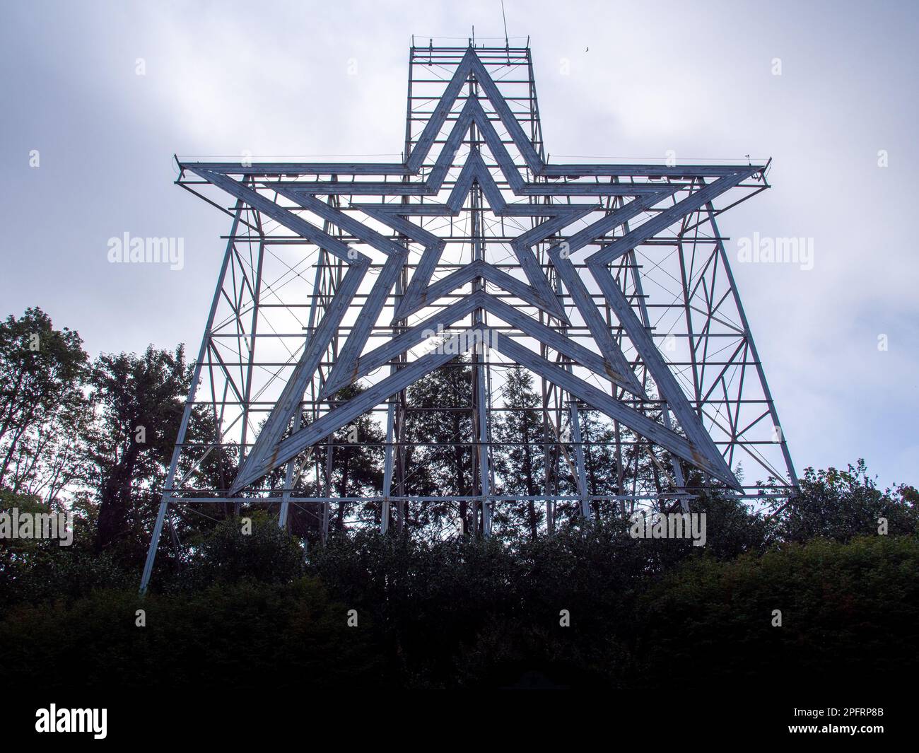 L'emblématique Mill Mountain Star se dresse au-dessus de Roanoke, en Virginie, avec la belle ligne d'horizon et les Blue Ridge Mountains en arrière-plan, servant un Banque D'Images