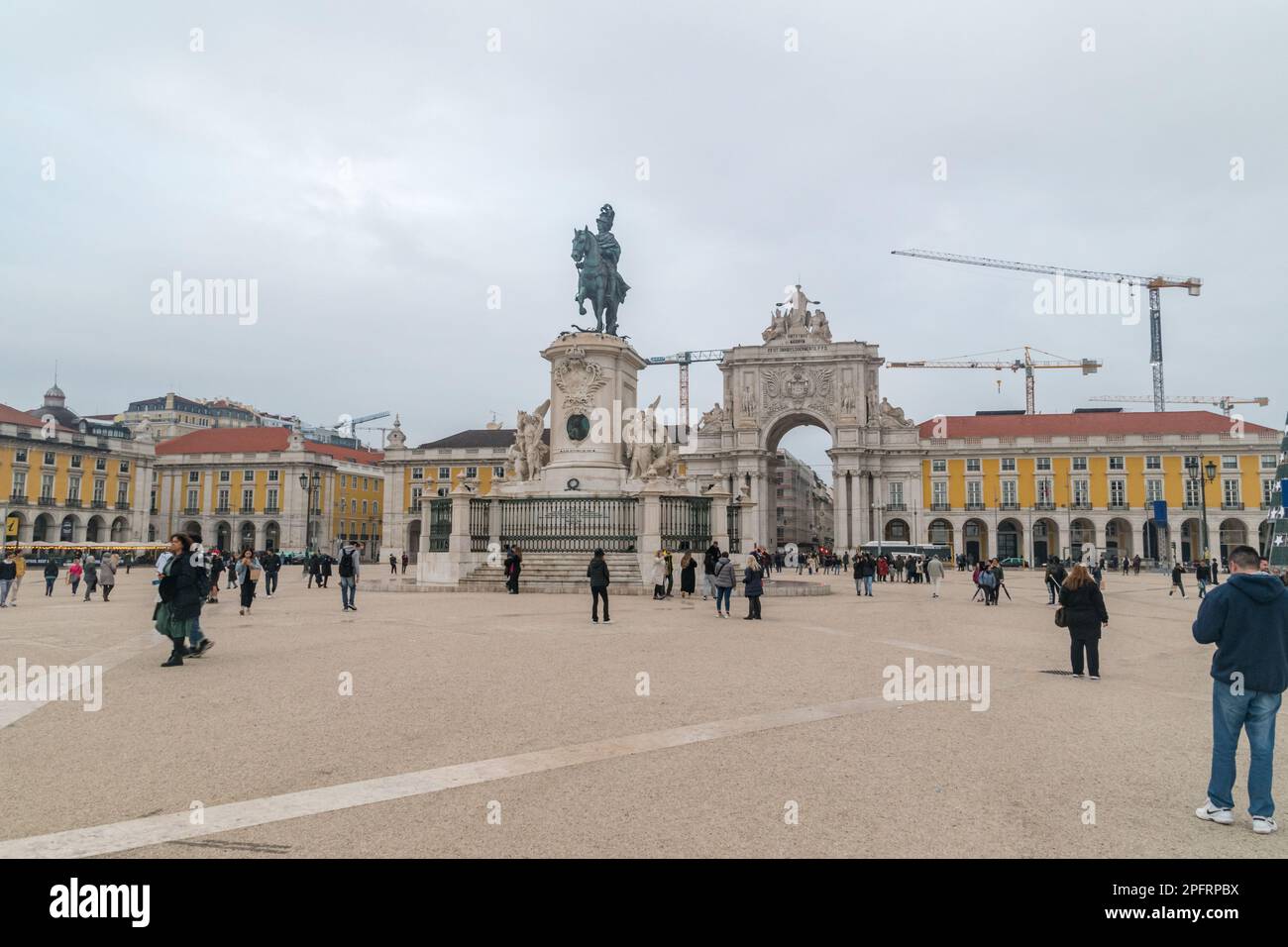 Lisbonne, Portugal - 3 décembre 2022 : statue du roi José I, par Machado de Castro. Monument sur Praca do Comercio à la journée nuageux. Banque D'Images