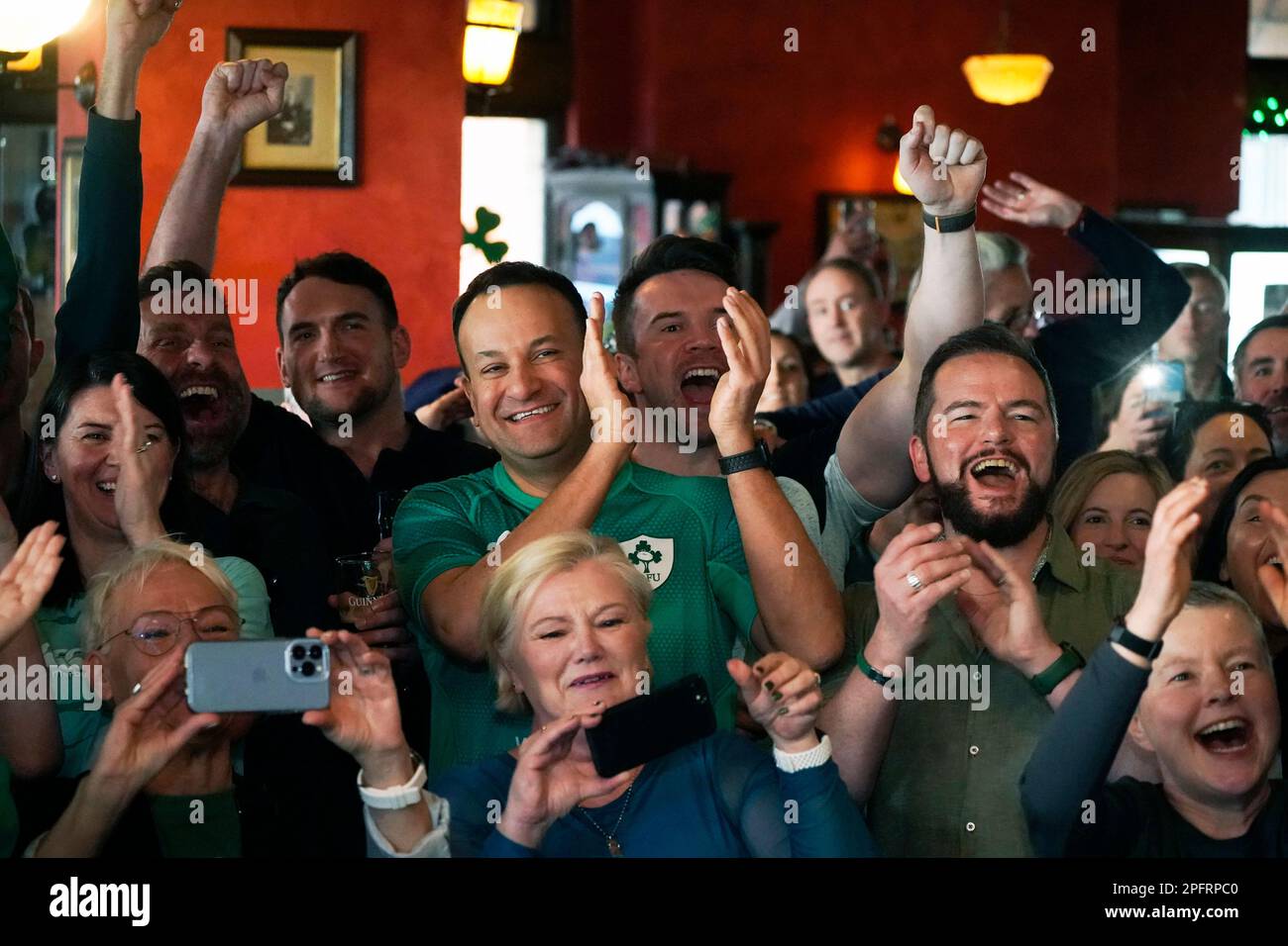 Taoiseach Leo Varadkar (au centre) célèbre dans le bar Mattie and Eddies à Washington, DC, alors qu'il regarde l'Irlande gagner le titre six Nations et le Grand Chelem à Dublin après avoir battu l'Angleterre. Date de la photo: Samedi 18 mars 2023. Banque D'Images