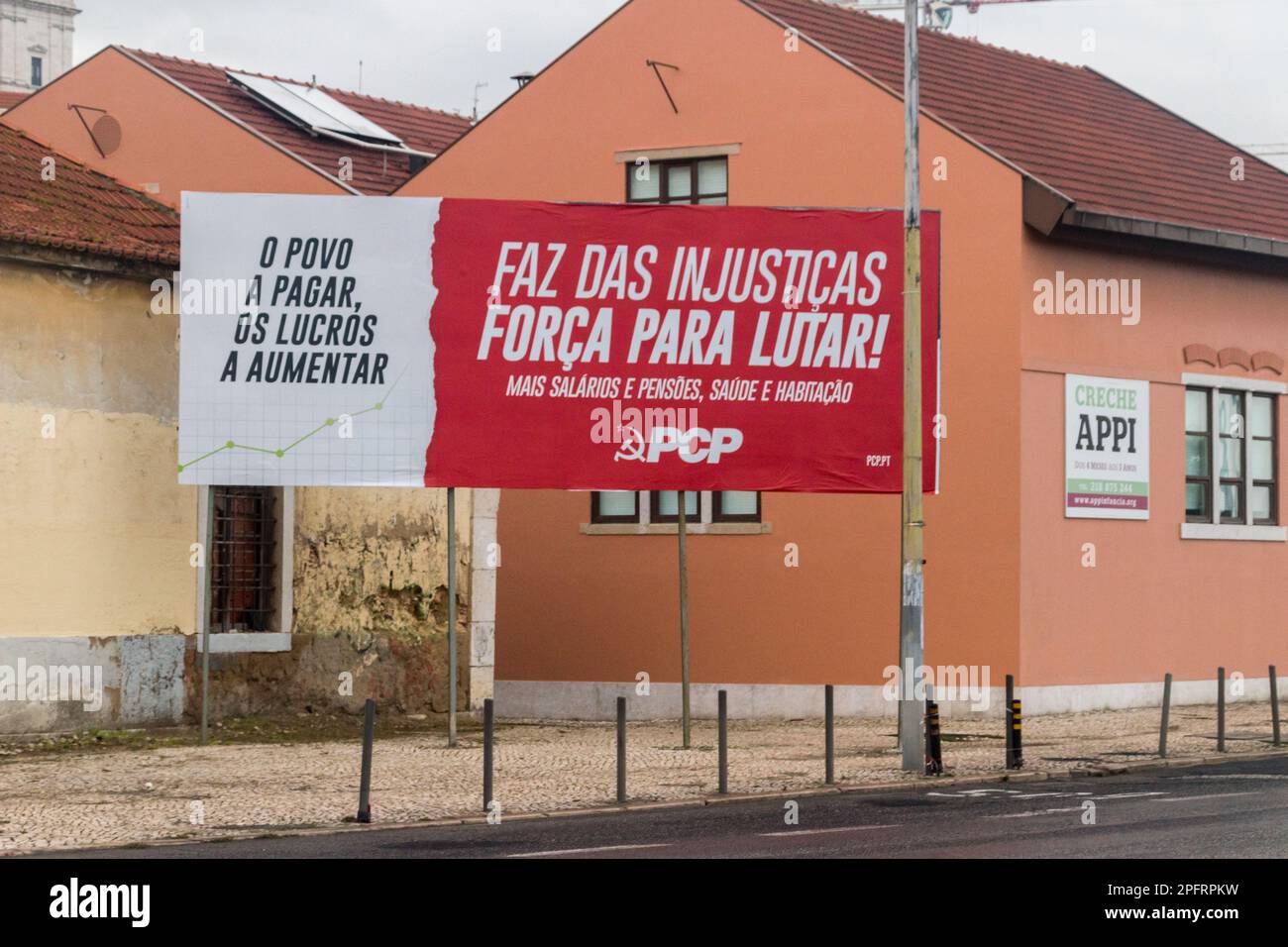 Lisbonne, Portugal - 3 décembre 2022: Panneau d'affichage du Parti communiste portugais (Portugais: Partido Comunista Portugues). Banque D'Images