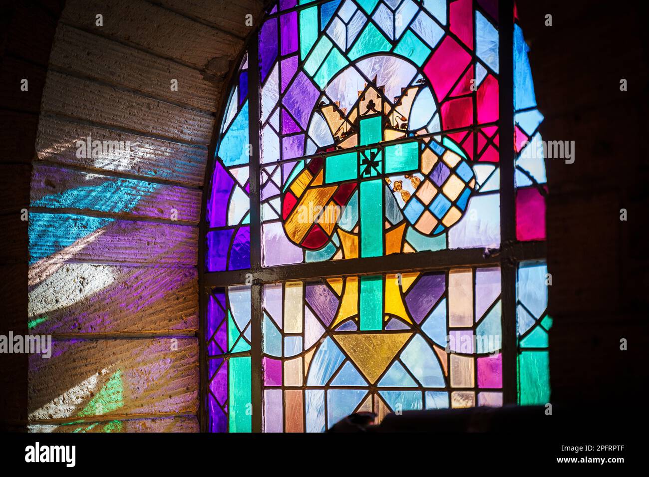 Ancienne église médiévale authentique sur un domaine noble avec des détails authentiques et de belles fenêtres colorées avec des images religieuses Banque D'Images