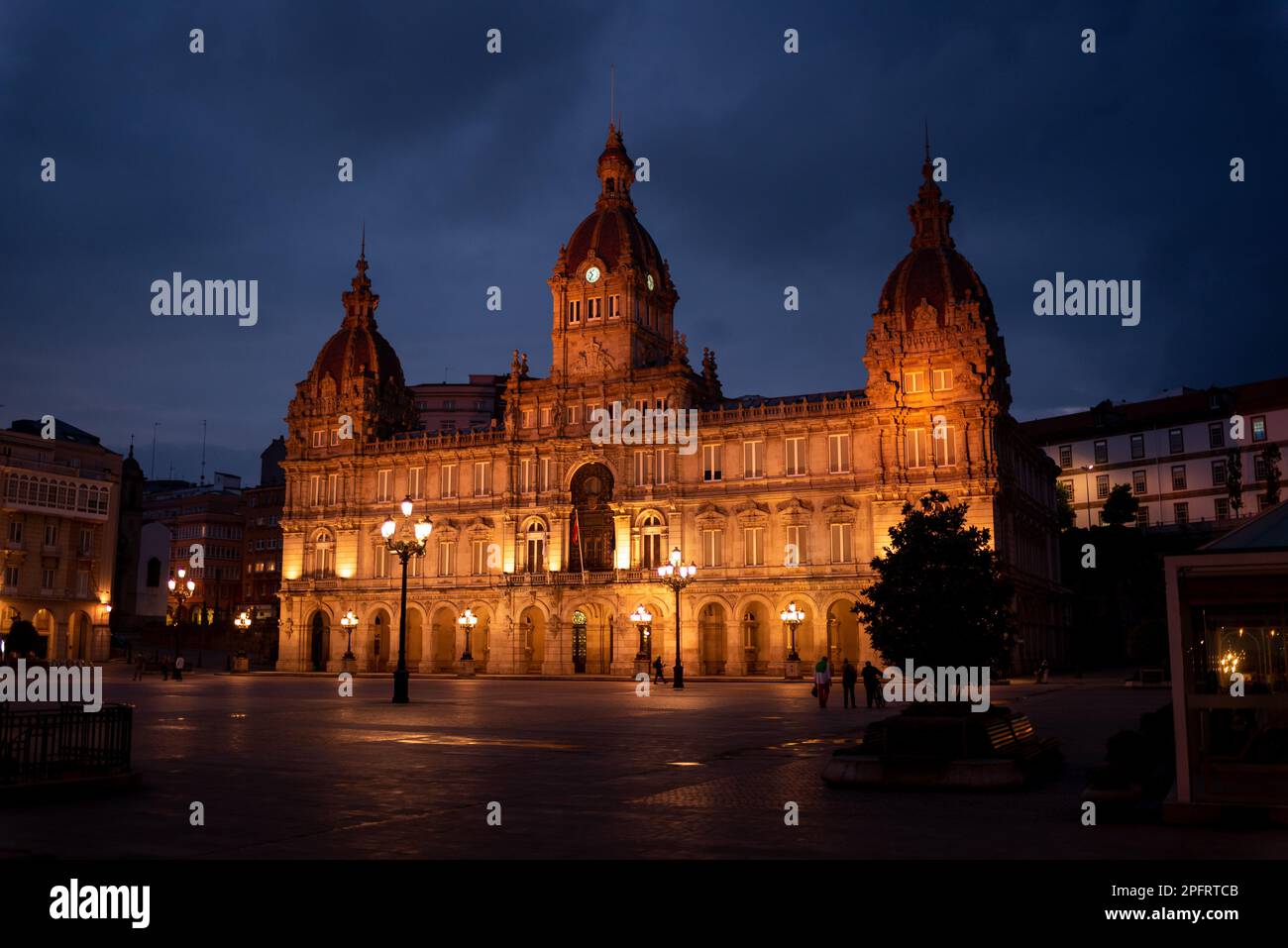 La superbe Plaza Maria Pita de la Coruña, Galice, Espagne, offre une vie nocturne animée, avec des bars et des restaurants animés Banque D'Images