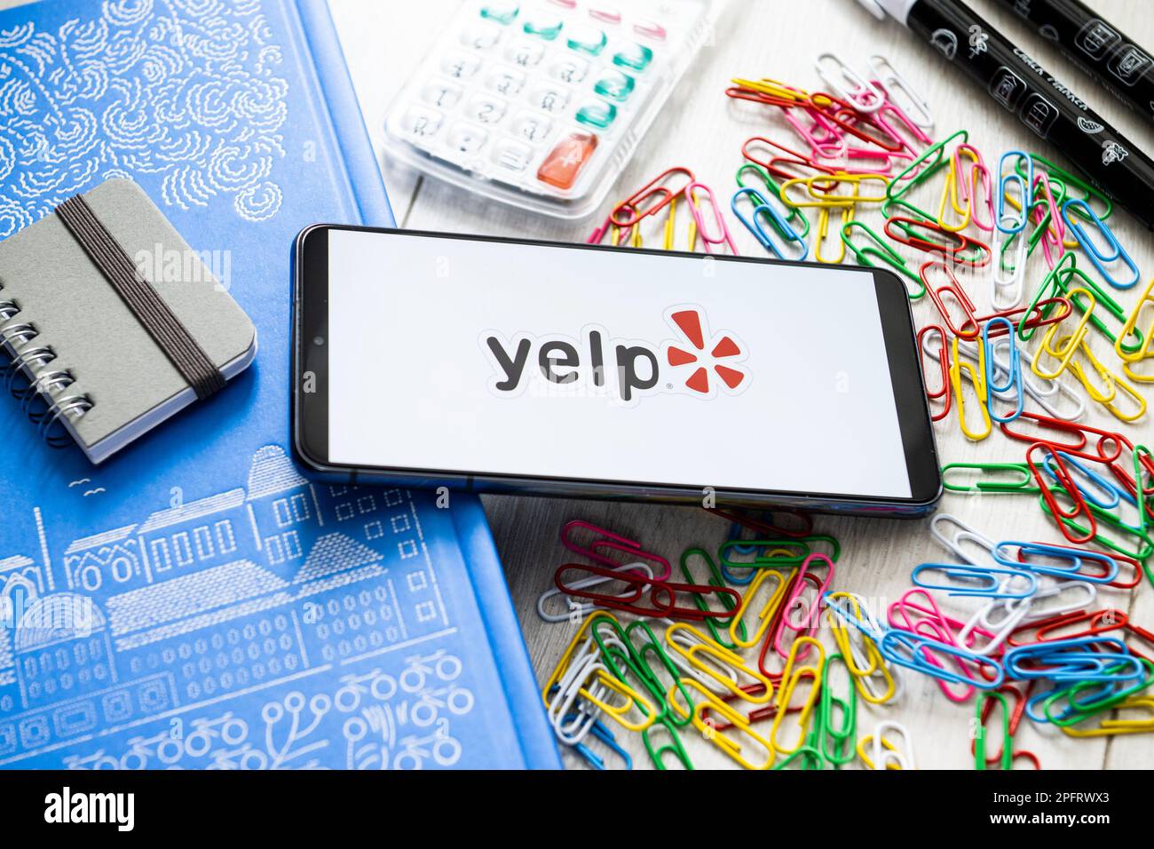 Dans cette illustration photo, un logo Yelp apparaît sur un smartphone. Banque D'Images