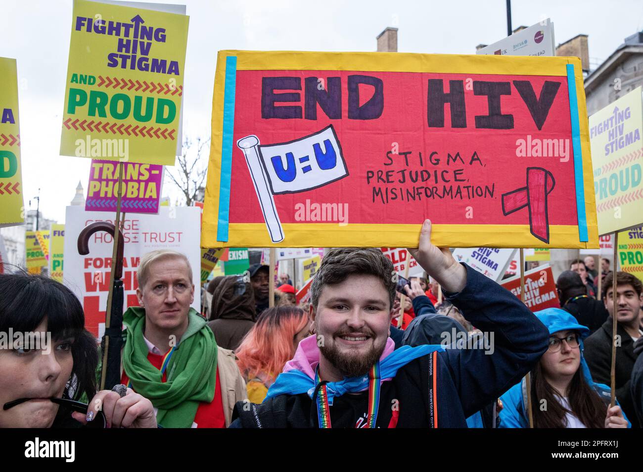 Londres, Royaume-Uni. 18th mars 2023. Des représentants de plus de 20 organisations de lutte contre le VIH défilent le long de Whitehall pour se défendre contre la stigmatisation du VIH. Le VIH et la stigmatisation liée au VIH ont un impact disproportionné sur les communautés LGBT+. Selon l'estimation la plus récente, il y avait 106 890 personnes vivant avec le VIH au Royaume-Uni en 2019, dont environ 5 150 non diagnostiquées. Crédit : Mark Kerrison/Alamy Live News Banque D'Images
