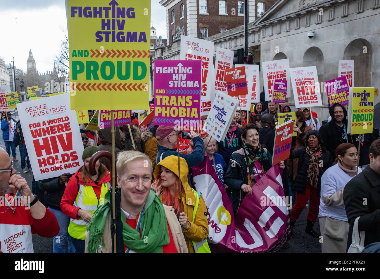 Londres, Royaume-Uni. 18th mars 2023. Des représentants de plus de 20 organisations de lutte contre le VIH défilent le long de Whitehall pour se défendre contre la stigmatisation du VIH. Le VIH et la stigmatisation liée au VIH ont un impact disproportionné sur les communautés LGBT+. Selon l'estimation la plus récente, il y avait 106 890 personnes vivant avec le VIH au Royaume-Uni en 2019, dont environ 5 150 non diagnostiquées. Crédit : Mark Kerrison/Alamy Live News Banque D'Images