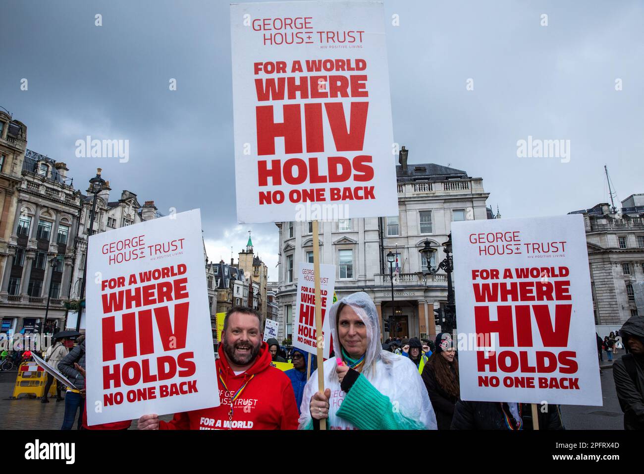 Londres, Royaume-Uni. 18th mars 2023. Des représentants de George House Trust se joignent à plus de 20 organisations de lutte contre le VIH qui défilent dans le centre de Londres pour se défendre contre la stigmatisation du VIH. Le VIH et la stigmatisation liée au VIH ont un impact disproportionné sur les communautés LGBT+. Selon l'estimation la plus récente, il y avait 106 890 personnes vivant avec le VIH au Royaume-Uni en 2019, dont environ 5 150 non diagnostiquées. Crédit : Mark Kerrison/Alamy Live News Banque D'Images