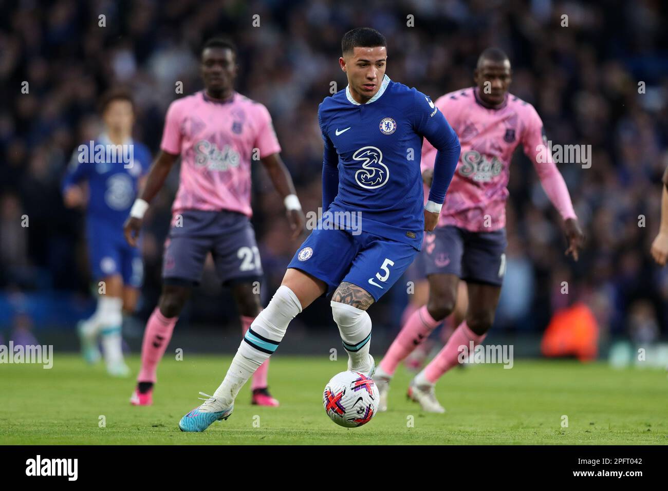 Londres, Royaume-Uni. 18th mars 2023. Enzo Fernandez de Chelsea en action. Match de la Premier League, Chelsea contre Everton au Stamford Bridge à Londres le samedi 18th mars 2023. Cette image ne peut être utilisée qu'à des fins éditoriales. Utilisation éditoriale uniquement, licence requise pour une utilisation commerciale. Aucune utilisation dans les Paris, les jeux ou les publications d'un seul club/ligue/joueur. photo par Megan Ewens/Andrew Orchard sports Photography/Alamy Live News crédit: Andrew Orchard sports Photography/Alamy Live News Banque D'Images