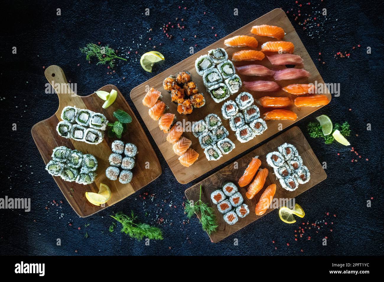 Des assiettes de sushis frais et traditionnels Banque D'Images