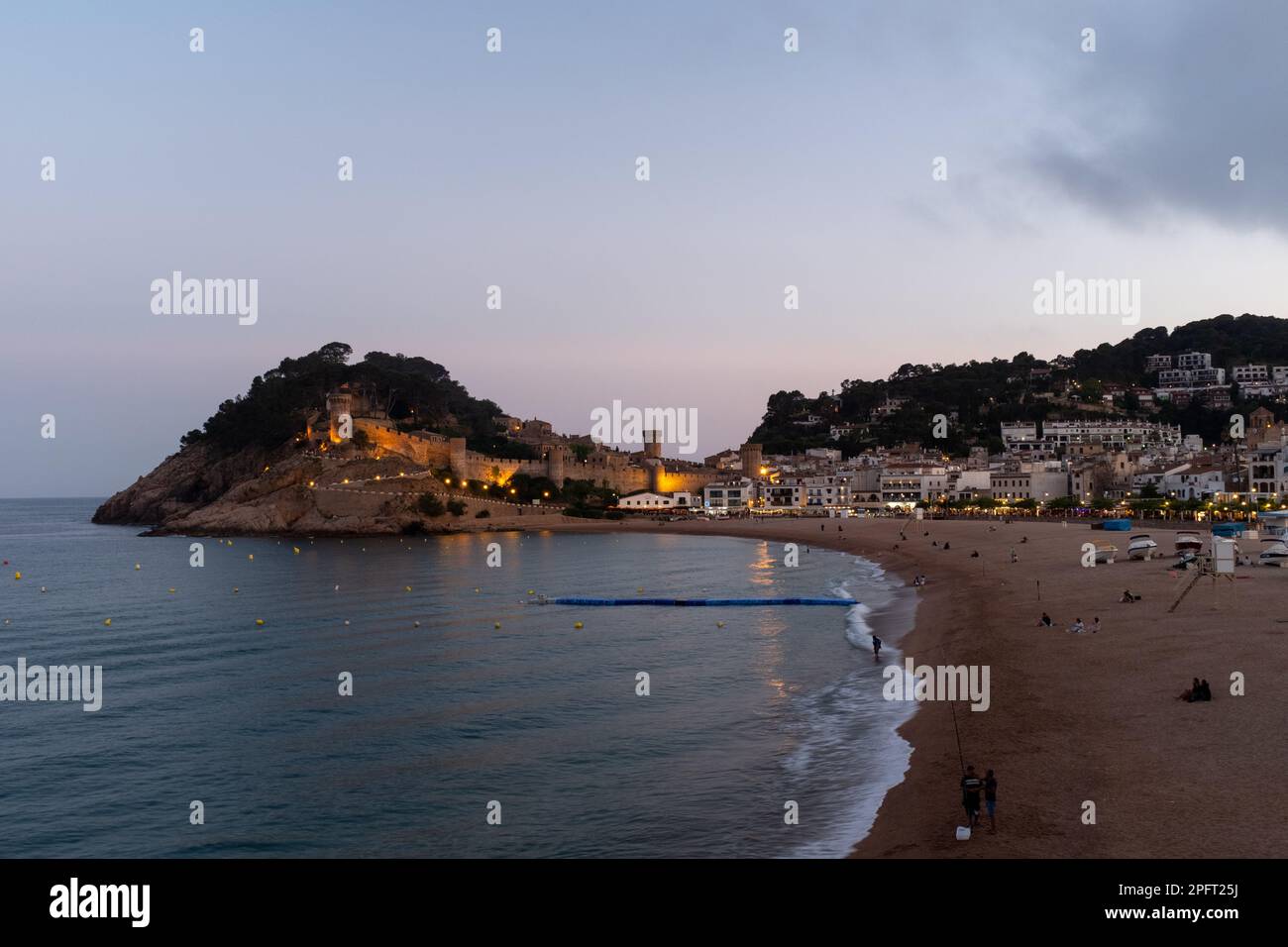 Les belles couleurs d'un coucher de soleil sur Tossa de Mar, Espagne, reflètent les eaux calmes de la mer Banque D'Images