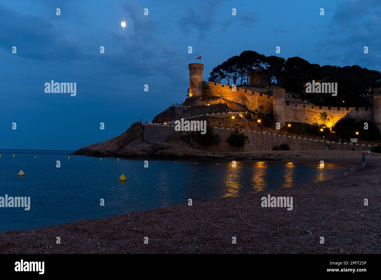 Tossa de Mar, Espagne - le château illuminé surplombe la plage, créant une atmosphère magique la nuit Banque D'Images