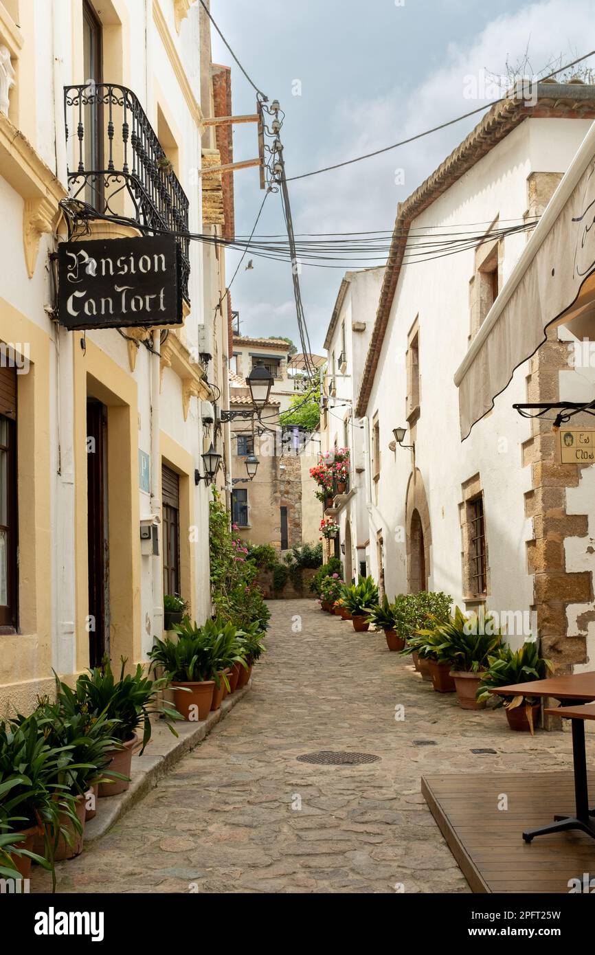 Les ruelles étroites de Tossa de Mar, en Espagne, mènent à des cours cachées et des places pittoresques. Banque D'Images