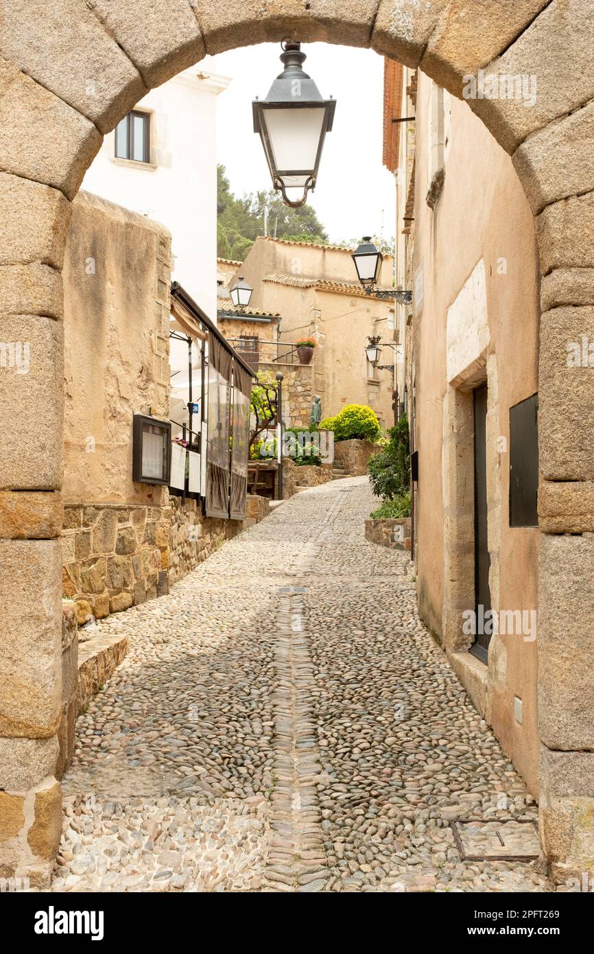 Tossa de Mar, Espagne - Une rue charmante dans la vieille ville historique remplie de boutiques et de restaurants Banque D'Images