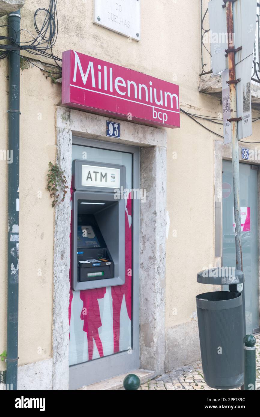 Lisbonne, Portugal - 4 décembre 2022 : guichet automatique de la banque Millennium bcp. Banque D'Images