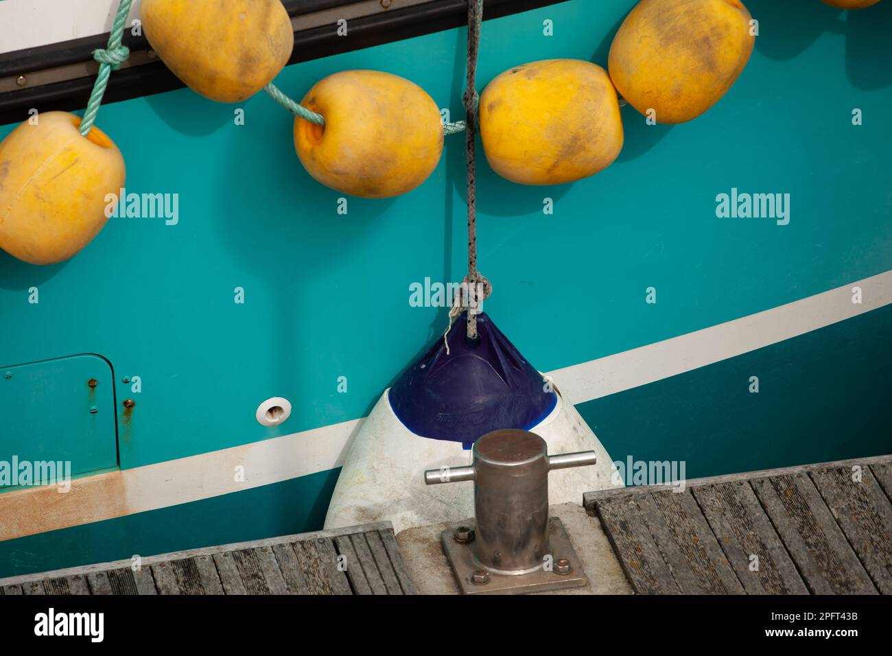 Bateau de pêche en détail amarré au quai. Banque D'Images