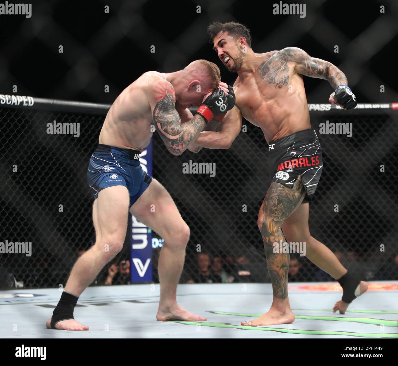 Chris Duncan (à gauche) en action contre Omar Morales dans leur combat léger pendant UFC 286 à O2 Arena, Londres photo date: Samedi 18 mars 2023. Banque D'Images