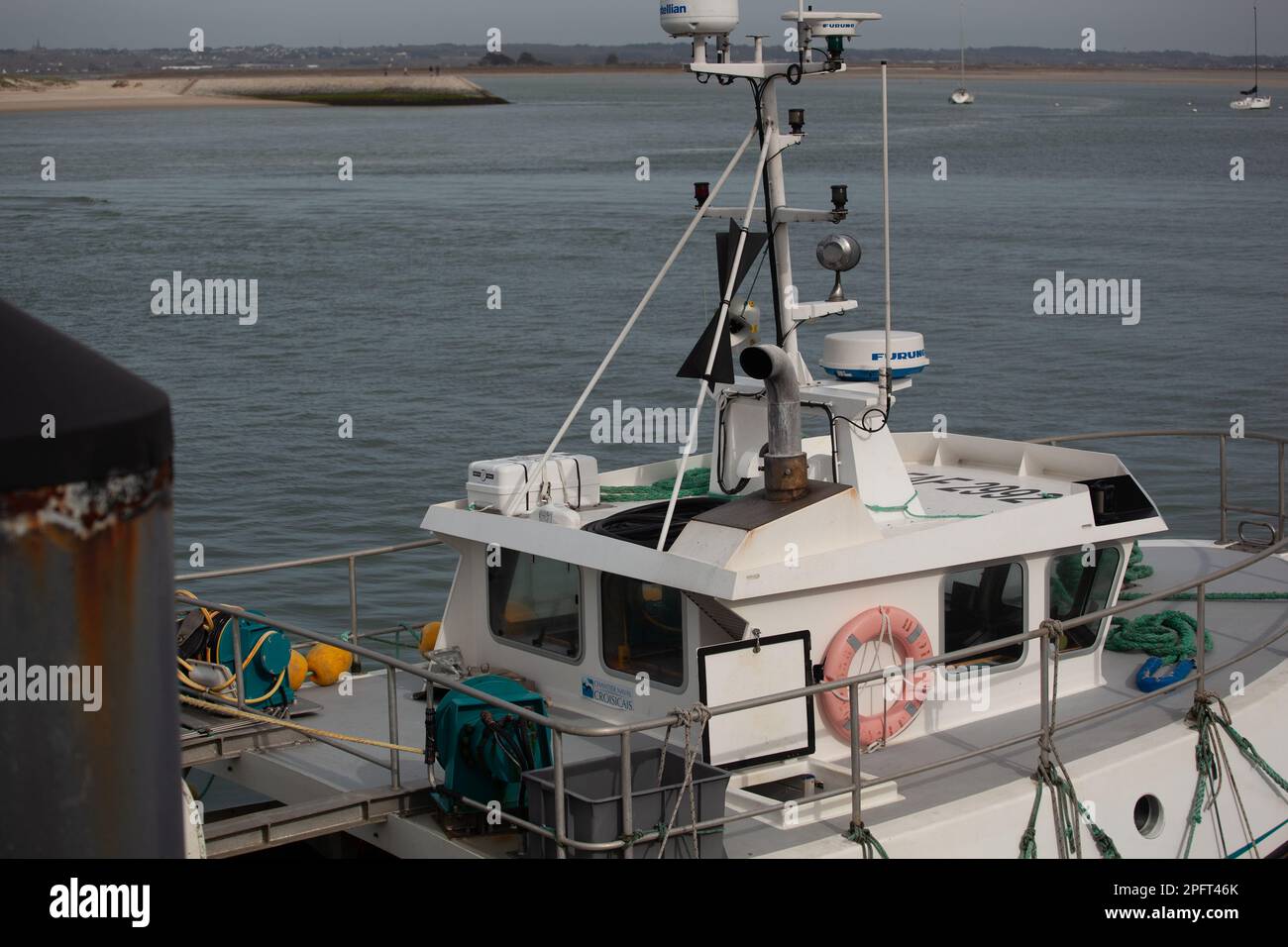 Bateau de pêche en détail amarré au quai. Banque D'Images