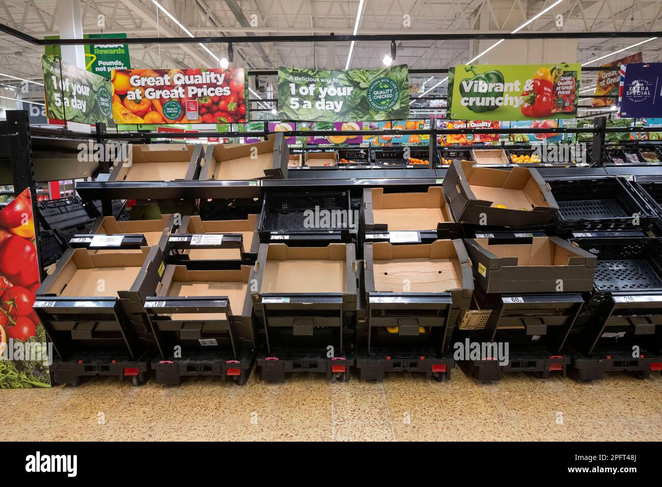 Vider les étagères d'un supermarché dans un magasin ASDA. Les stocks de tomates et de poivrons sont faibles dans de nombreux supermarchés britanniques. Banque D'Images