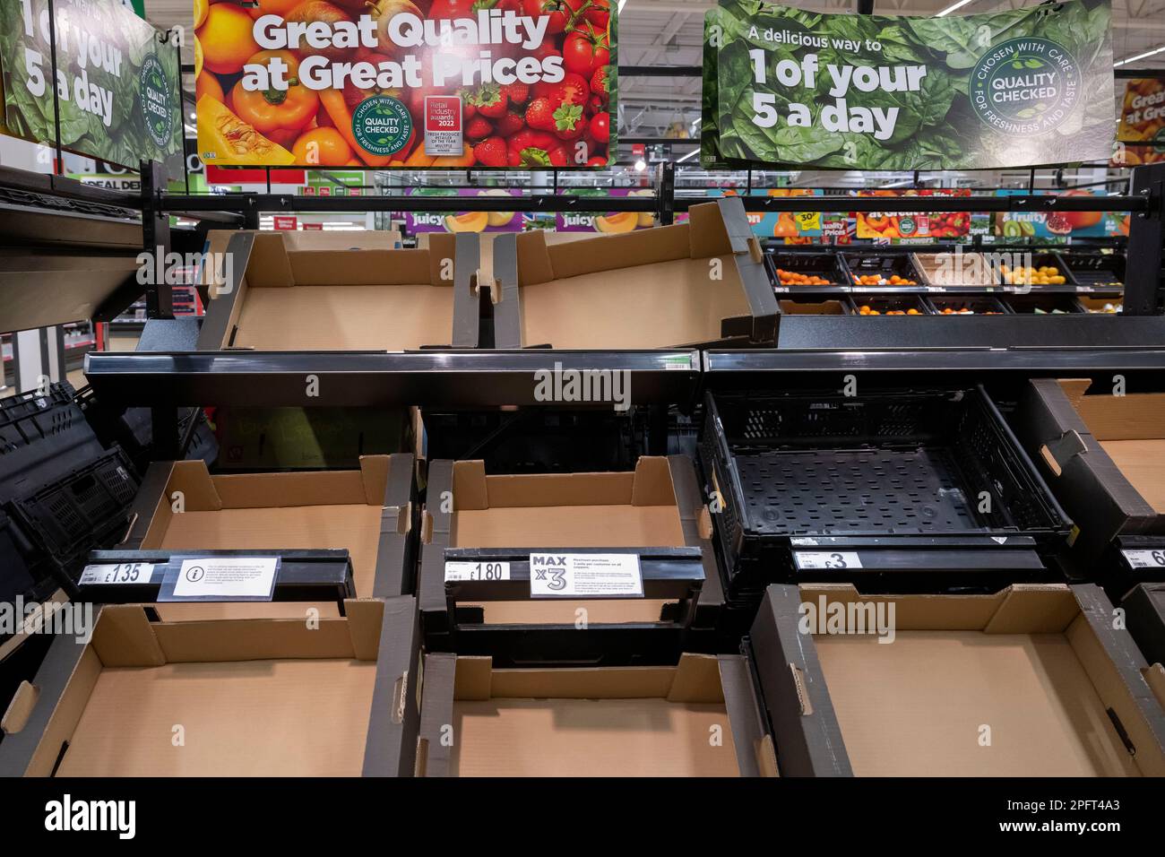 Vider les étagères d'un supermarché dans un magasin ASDA. Les stocks de tomates et de poivrons sont faibles dans de nombreux supermarchés britanniques. Banque D'Images