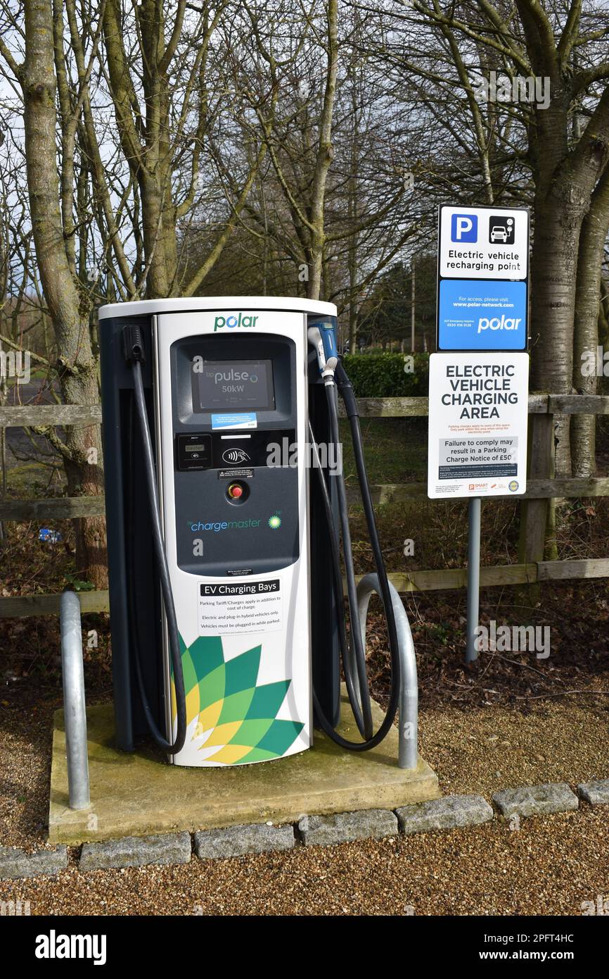 Zone de charge des véhicules électriques au lac Willen à Milton Keynes. Banque D'Images