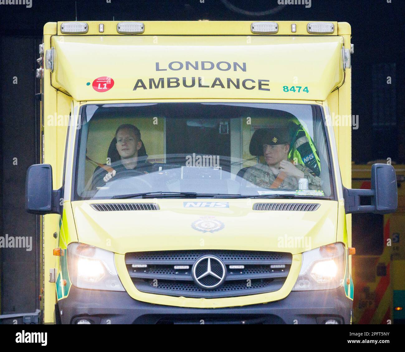 Sous la direction d'Unison, les conducteurs d'Ambulance à Londres font la grève aujourd'hui. L'armée intervient pour couvrir les pilotes en grève. Sur la photo : des ambulances ont pris leur départ Banque D'Images