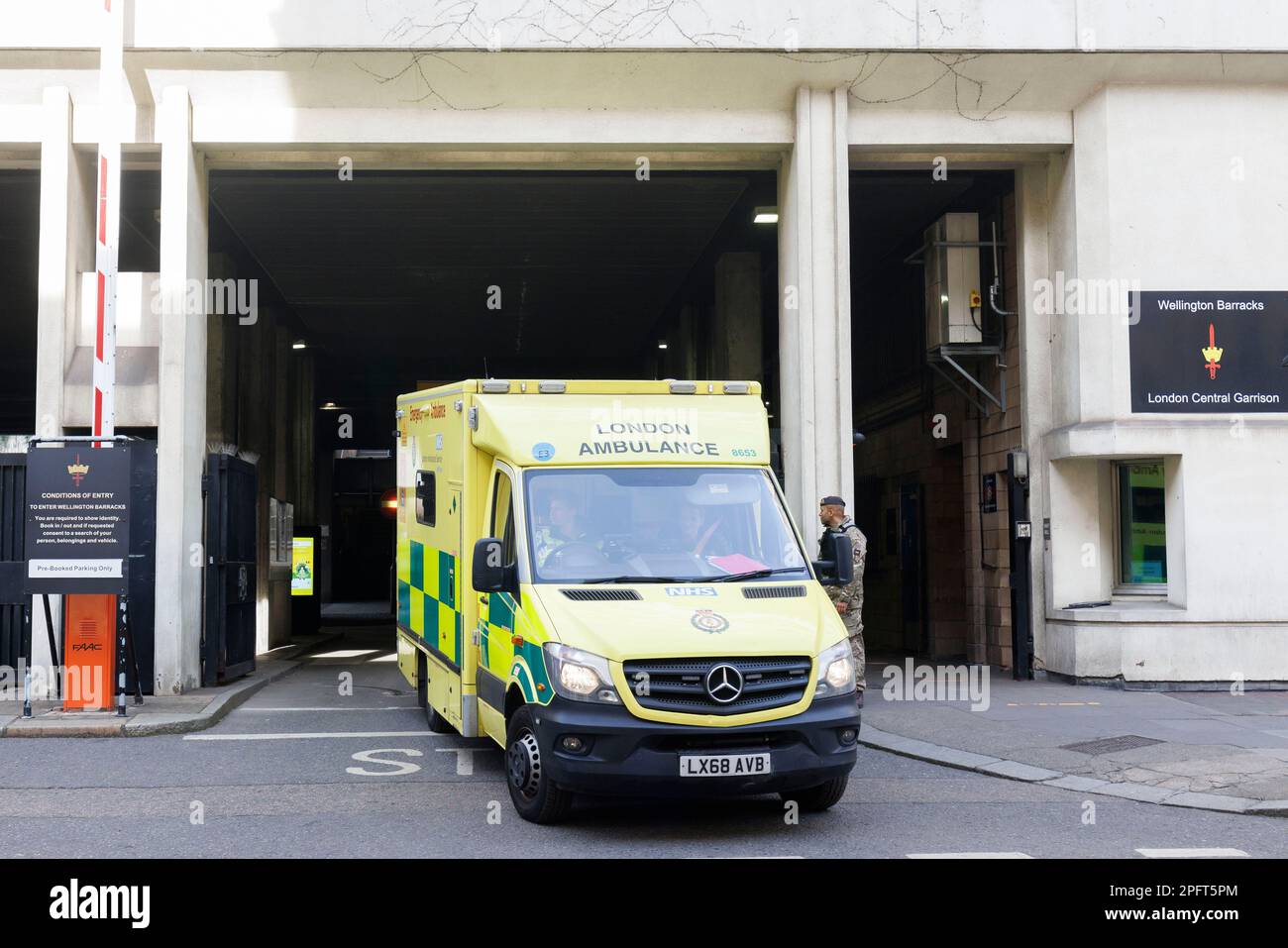 Sous la direction d'Unison, les conducteurs d'Ambulance à Londres font la grève aujourd'hui. L'armée intervient pour couvrir les pilotes en grève. Sur la photo : des ambulances ont pris leur départ Banque D'Images