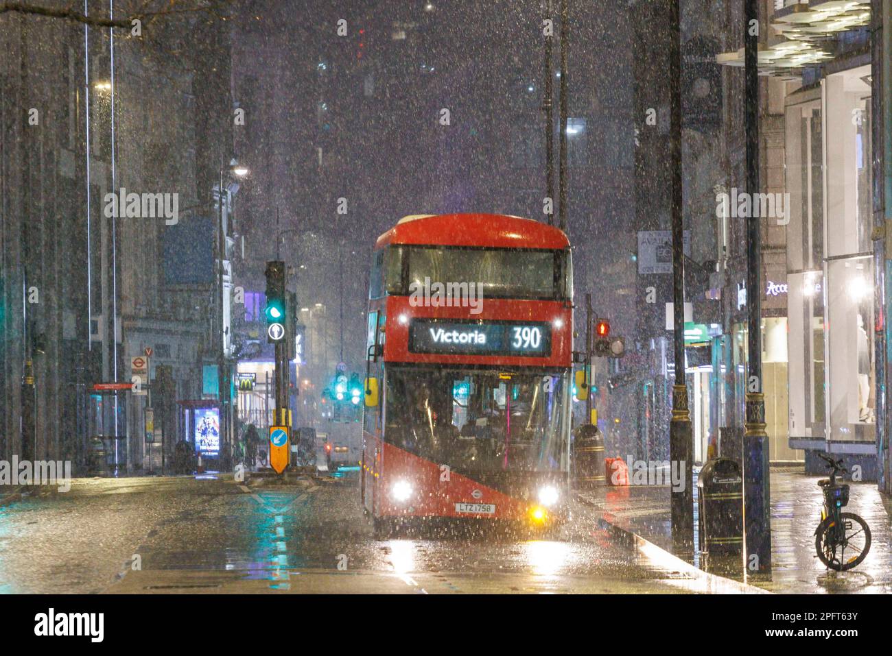 Oxford Street, dans le centre de Londres, frappé par la neige et la pluie ce matin. Photo prise le 8th mars 2023. © Belinda Jiao jiao.bilin@gmail.com 075989312 Banque D'Images