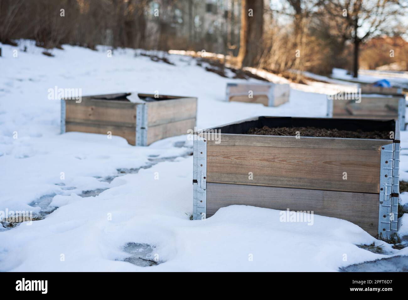 Jardin urbain avec des colliers pour palettes dehors dans la neige pendant la saison d'hiver à Stockholm, Suède Banque D'Images