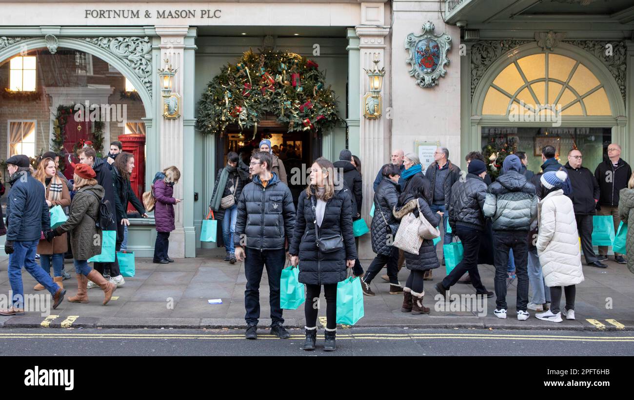 [MccLi0002147] les gens portent des sacs de shopping bleus en quittant Fortnum & Mason cet après-midi, le dernier week-end de shopping avant Noël. Image s Banque D'Images