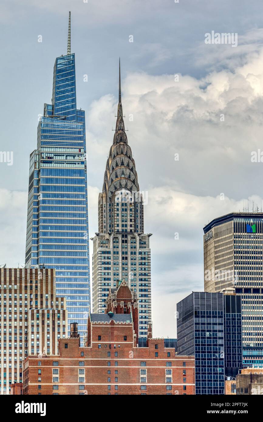 Une tour en verre bleu Vanderbilt et l'emblématique Chrysler Building surplombant Daily News Building, Tudor Tower, Pfizer World Headquarters et met Life Building. Banque D'Images