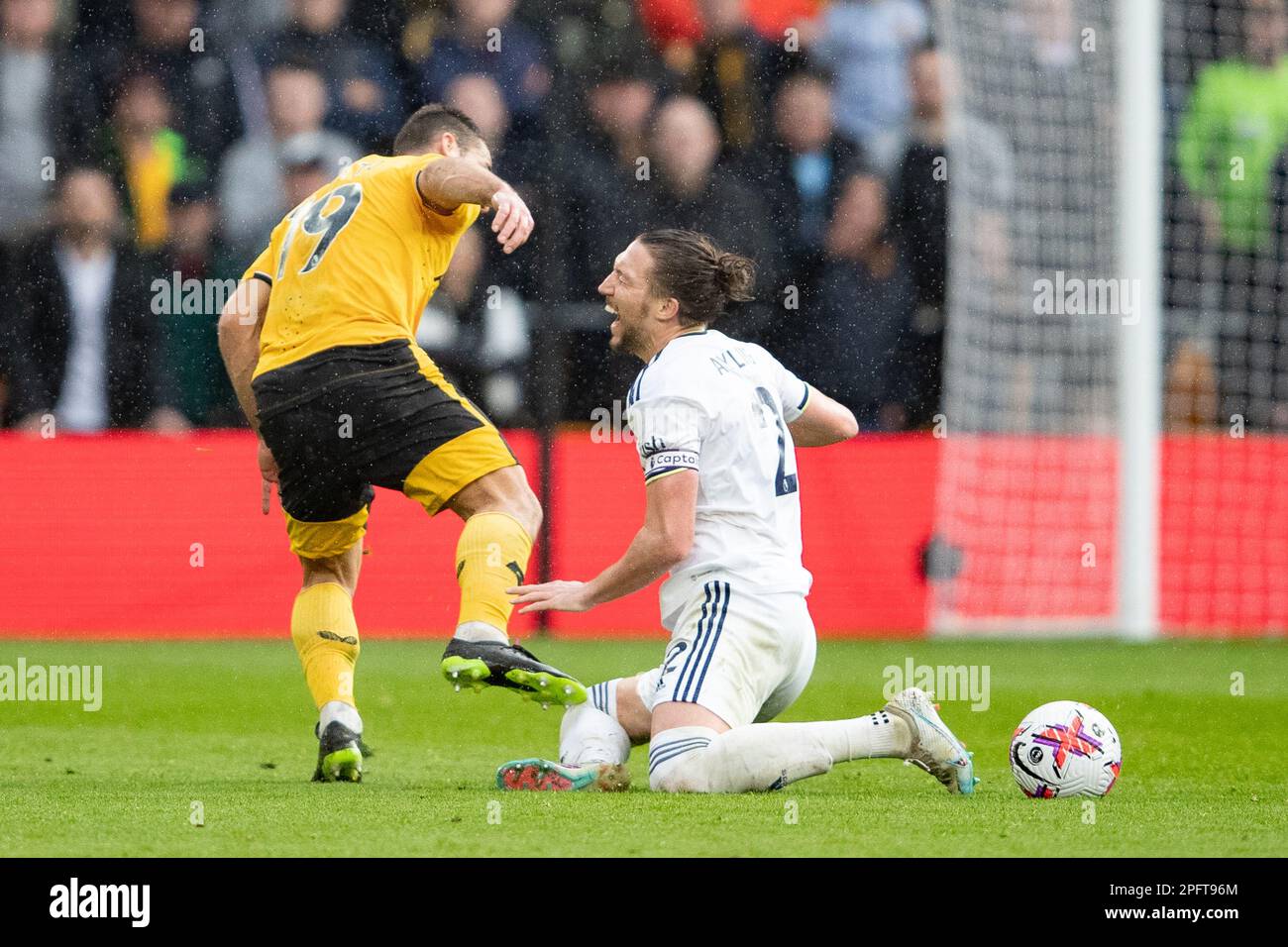 Luke Ayling de Leeds United est fouillé par Jonny Castro de Wolves lors du match de la Premier League entre Wolverhampton Wanderers et Leeds United à Molineux, Wolverhampton, le samedi 18th mars 2023. (Photo : Gustavo Pantano | ACTUALITÉS MI) crédit : ACTUALITÉS MI et sport /Actualités Alay Live Banque D'Images