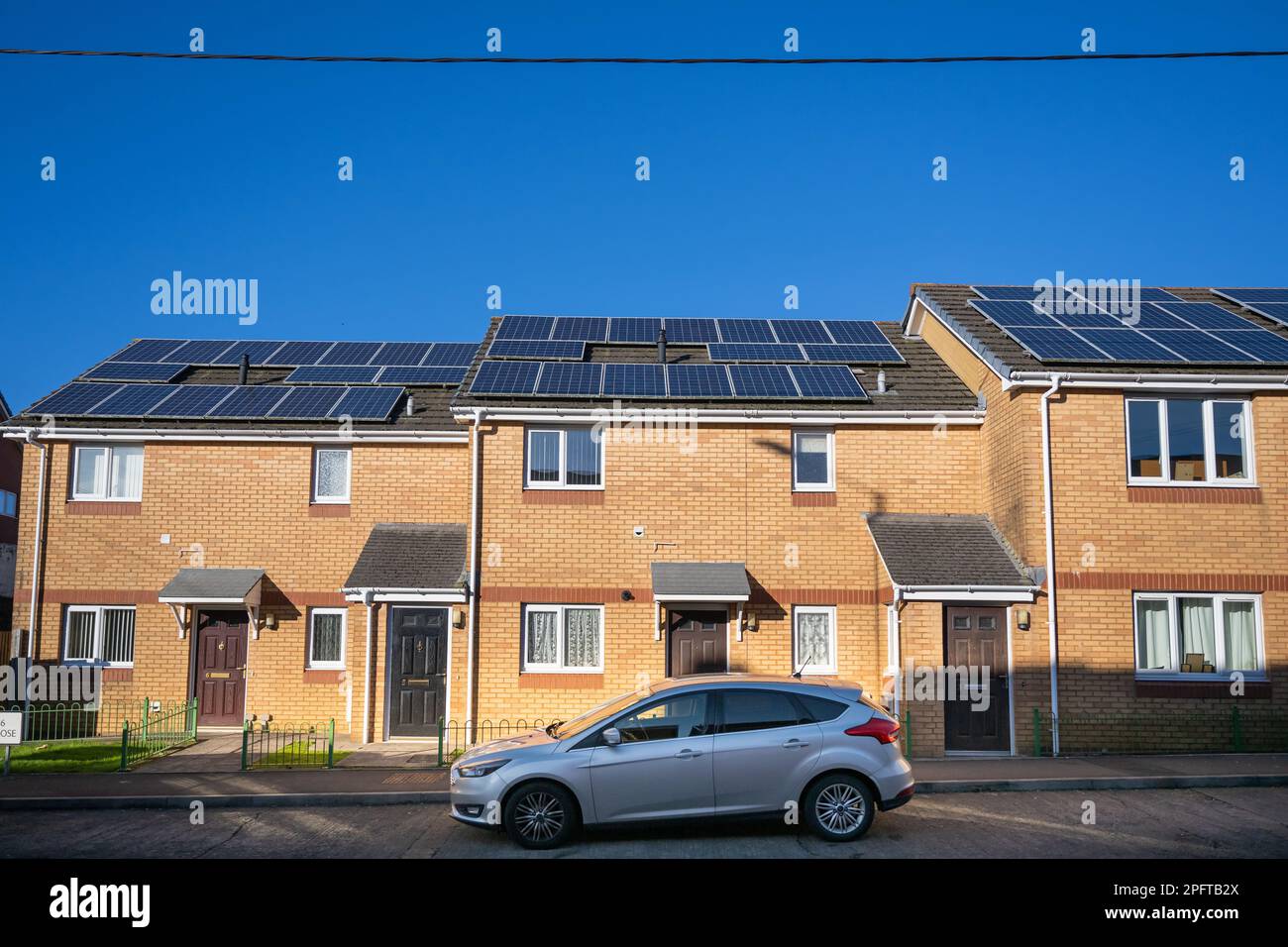 Panneaux solaires sur le toit d'une propriété à Tonyrefail, pays de Galles, Royaume-Uni. Banque D'Images