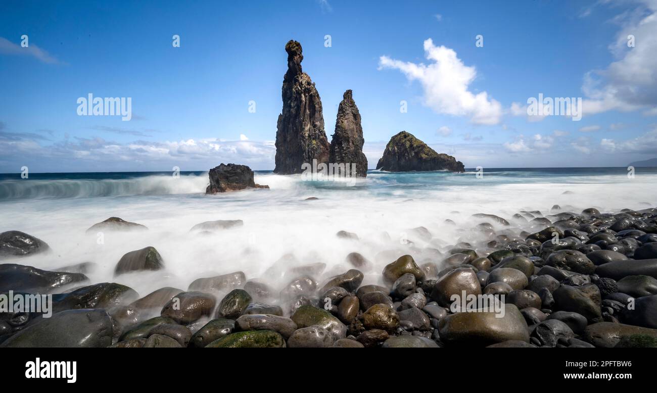 Longue exposition, plage avec roche volcanique, formation rocheuse Ilheus da Rib et Ilheu da Ruama dans la mer, Praia da Ribeira da Janela, Madère, Portugal Banque D'Images