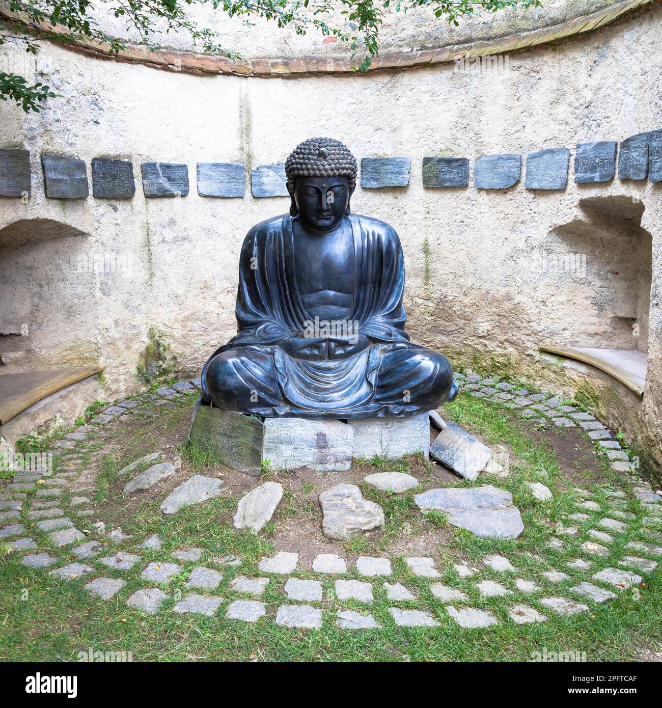 Fabriqué en bronze, c.a 1860, position méditante. Utile pour les concepts liés à la concentration Banque D'Images